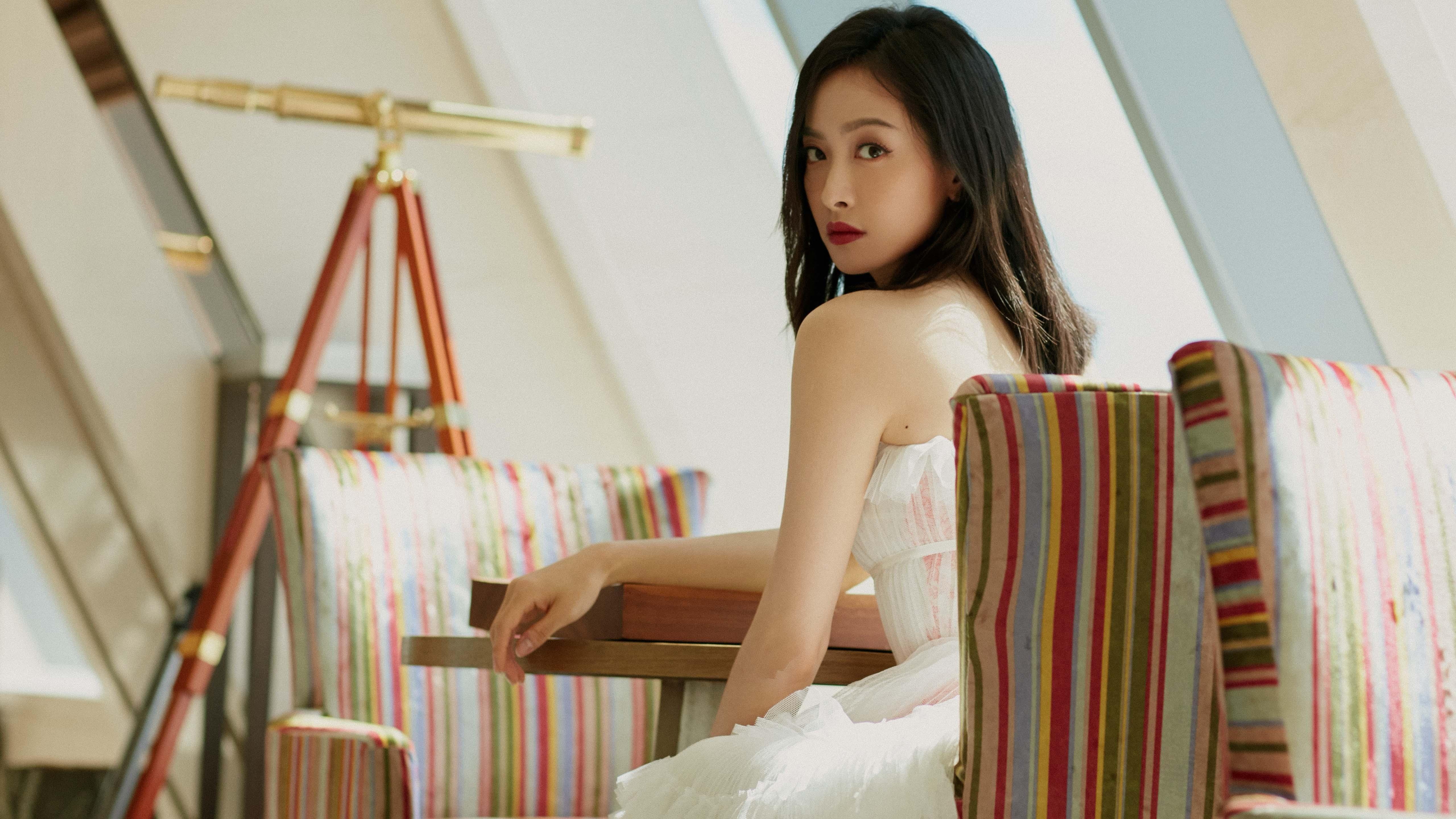 普劳德比赛中段紧咬领先集团，德普劳内受伤